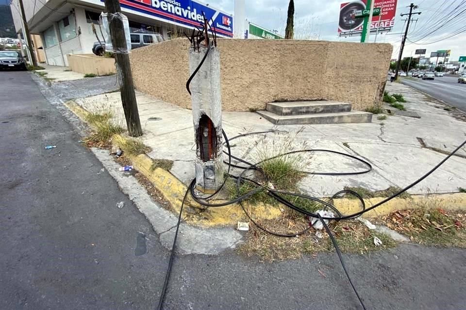 Con varillas y cables expuestos es como se encuentra un poste de concreto en el cruce de la calle Del Bosque y Paseo de los Leones.