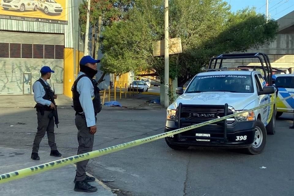 Dos hombres son ejecutados de al menos 8 balazos afuera de un negocio de renta de taxis en la Col. Fierro, en Monterrey.