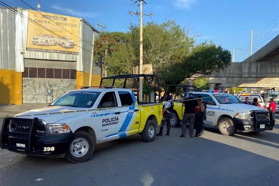 Dos hombres son ejecutados de al menos 8 balazos afuera de un negocio de renta de taxis en la Col. Fierro, en Monterrey.