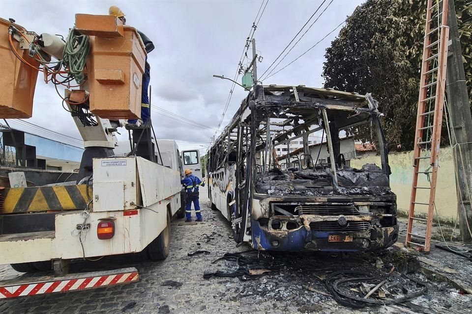 Los restos carbonizados de un autobús yacen en una calle luego de tres días de disturbios, el martes 14 de marzo de 2023, en Natal, estado de Río Grande do Norte, Brasil.