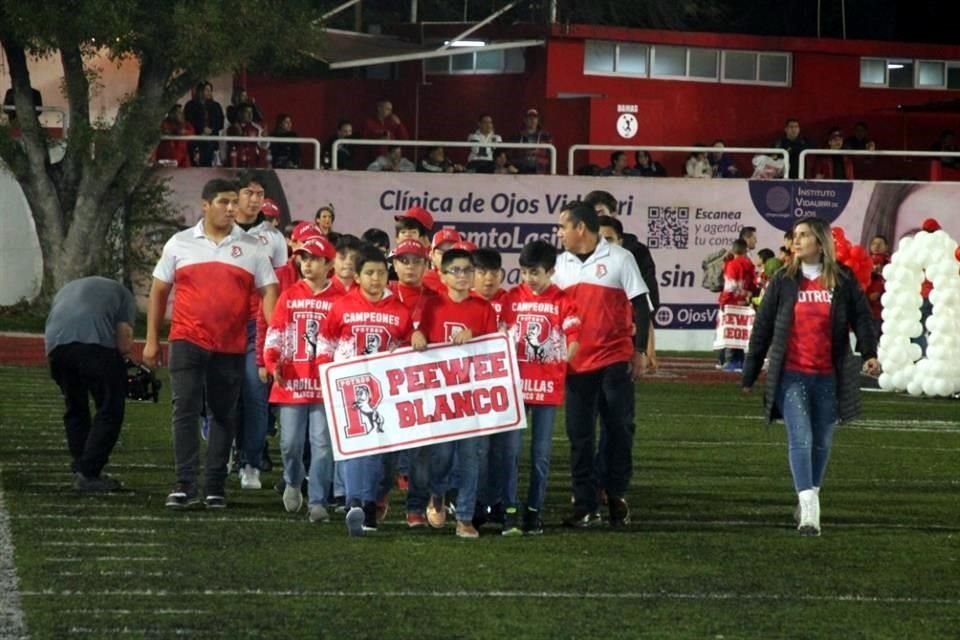 Los jugadores de las diferentes categorías desfilaron por el emparrillado.