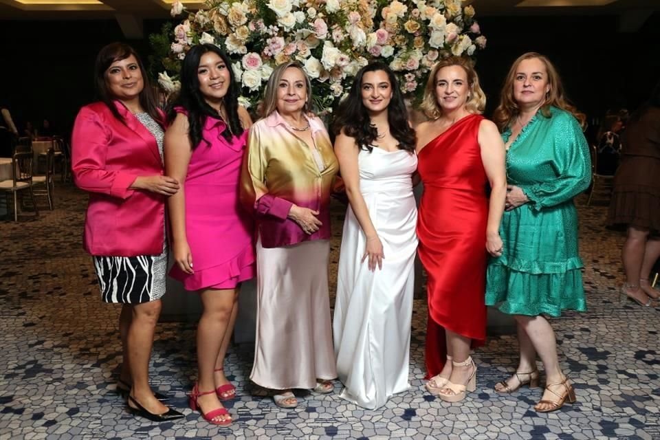 Claudia González, Sofia Gasparotto, Dora Salazar de González, Anapaula González, Adriana González y Miriam González