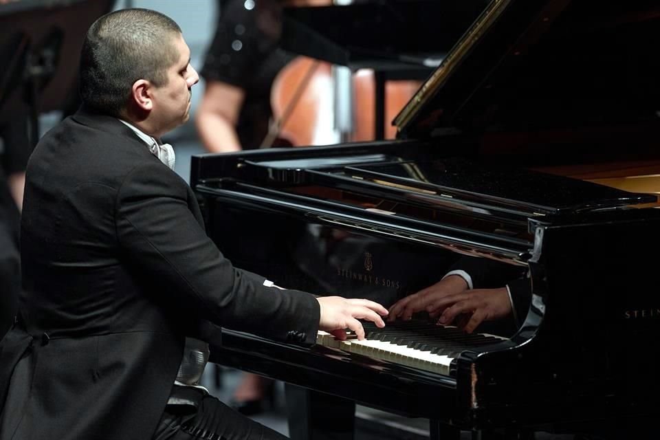 Jorge Martínez, pianista titular de la OSUANL, destacó en su presentación solista con el concierto para piano y orquesta en La menor.