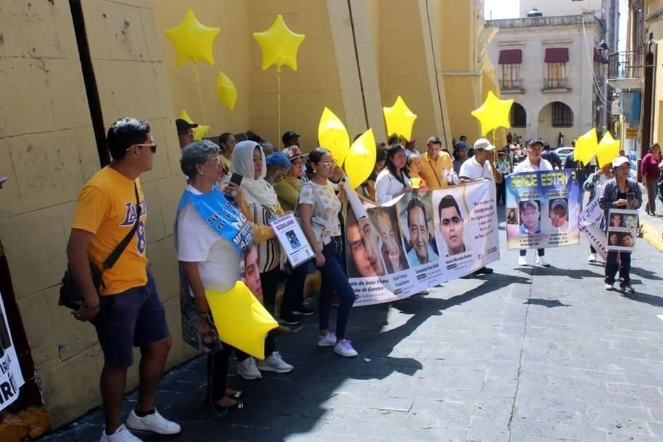 El grupo portó lonas con fotografías de los desaparecidos y globos amarillos en forma de estrella.