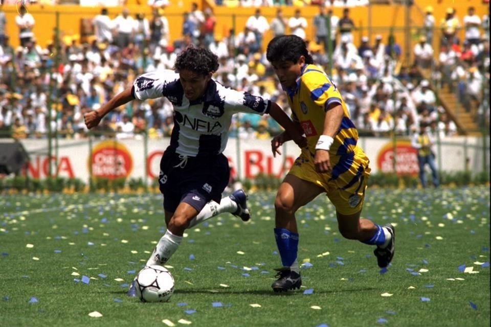 'Chima' Ruiz, hoy DT felino, disputando un balón con Jesús Arellano.