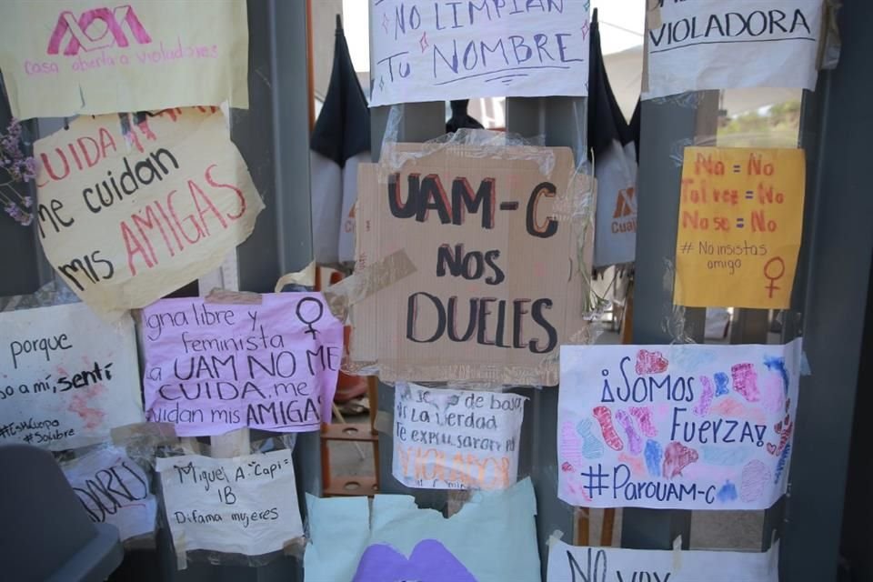 A poco más de una semana de la toma de las instalaciones, alumnas y alumnos continúan colocando pancartas a las afueras del campus universitario.