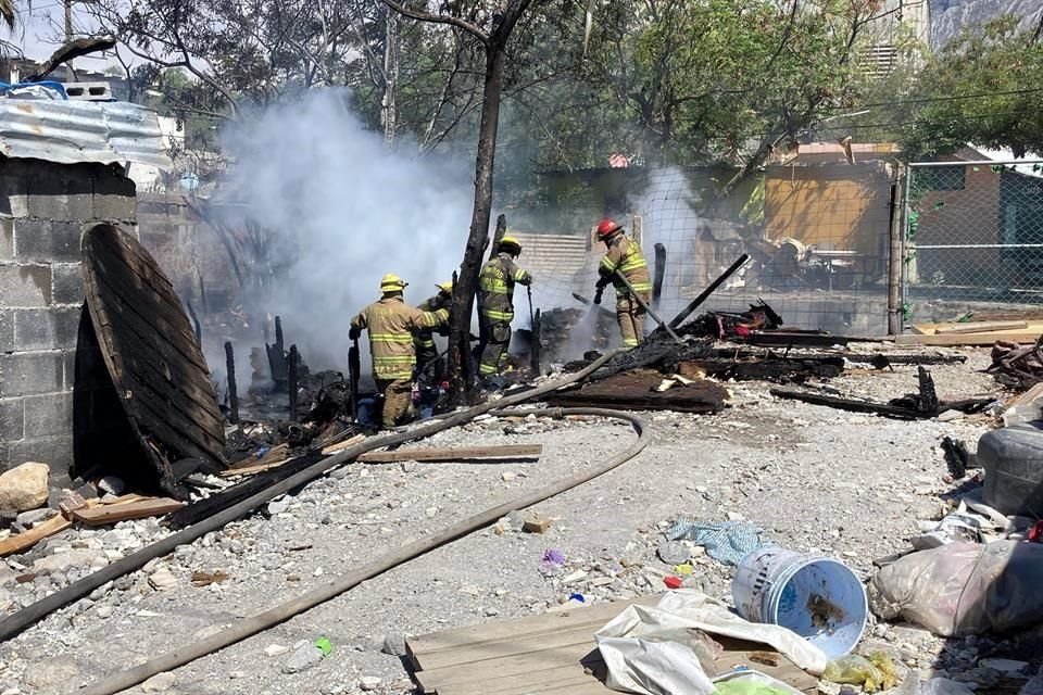 Los bomberos sofocaron las llamas y evitaron que se extendieran a más tejabanes.