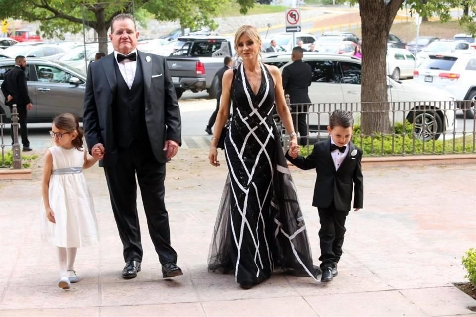 María Flores, Miguel Ángel Flores, Raquel Serna de Flores y Miguel Ángel Flores
