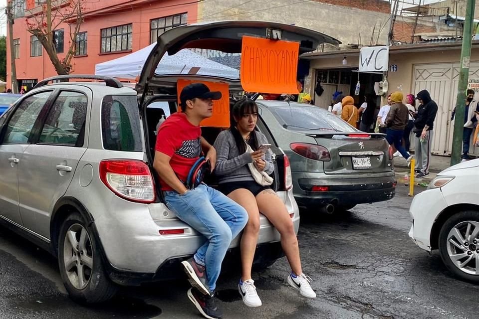 Vecinos venden comida y bebidas, cobran al público por usar su baño, estacionar y guardar mochilas.