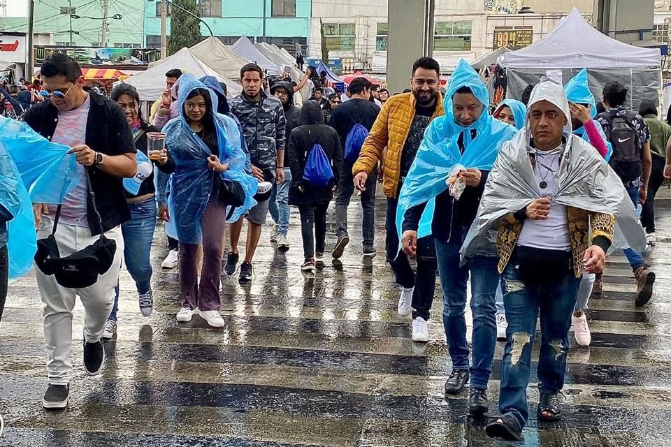 La lluvia y los vendedores se hicieron presentes el primer día del Vive Latino 2023; Los Estrambóticos inauguraron el escenario principal.