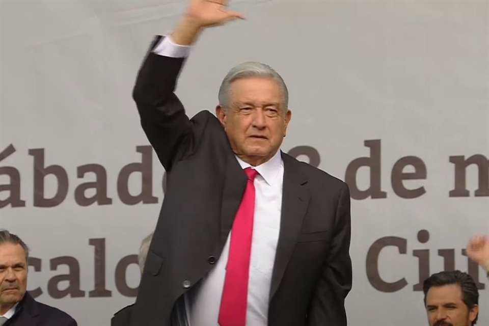 AMLO dijo que se está garantizando la soberanía petrolera y el año próximo no se comprará gasolina ni otros petrolíferos en extranjero.