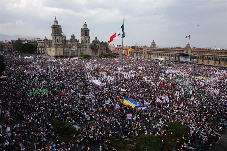 Miles de personas se dieron cita en el Zócalo para celebrar el Aniversario 85 de la Expropiación Petrolera.