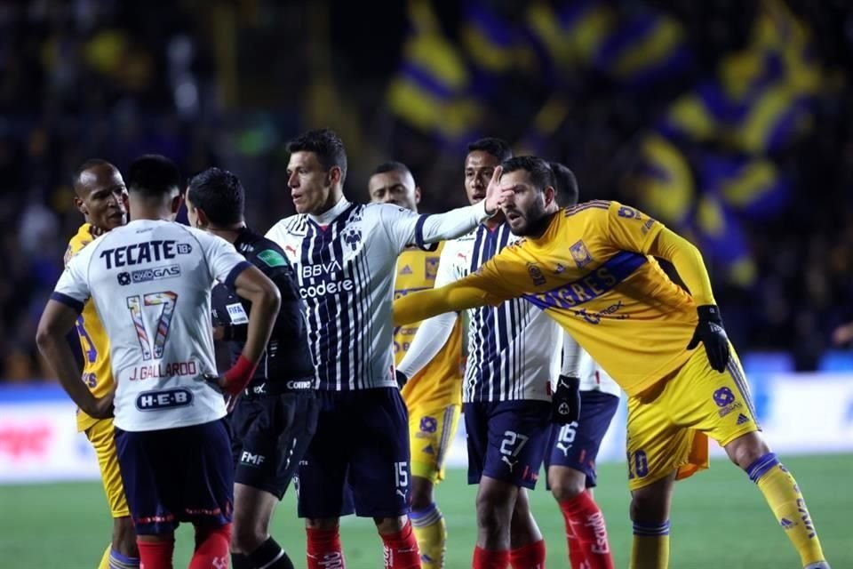 Luis Quiñones y Jesús Gallardo discutieron tras una jugada.