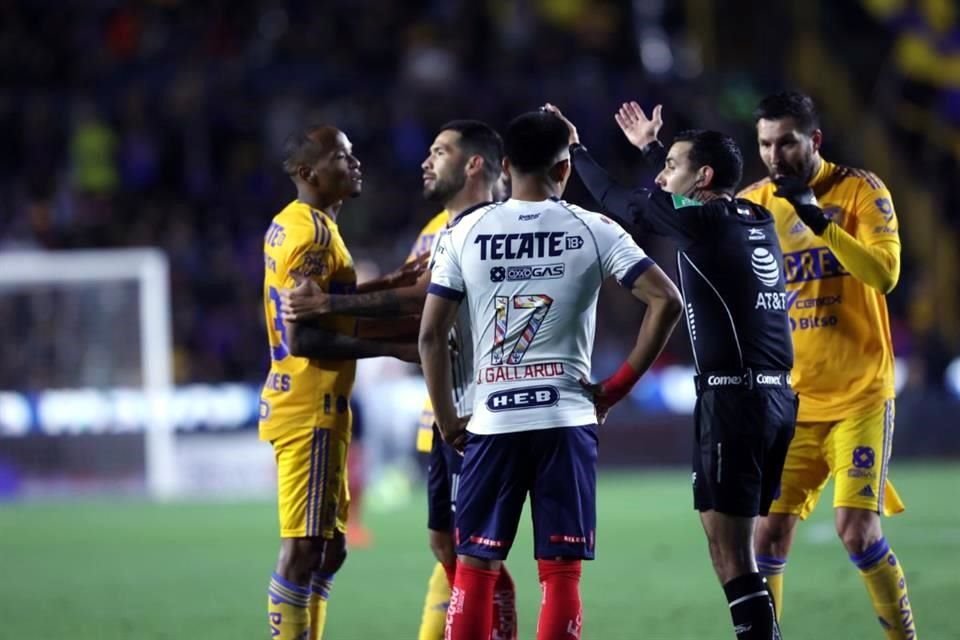 Luis Quiñones y Jesús Gallardo discutieron tras una jugada.