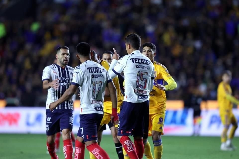 Luis Quiñones y Jesús Gallardo discutieron tras una jugada.