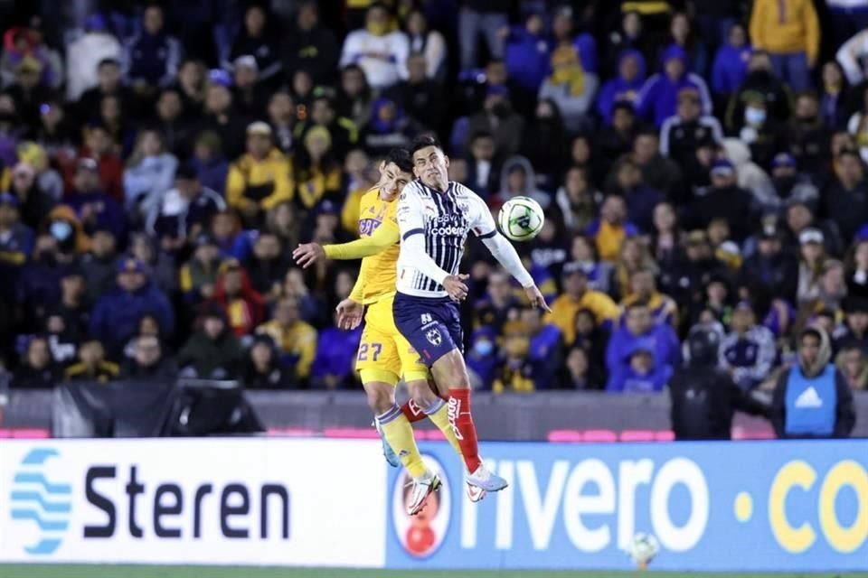 Jesús Angulo, de Tigres, y Héctor Moreno, de Rayados, pelean por aire el balón.