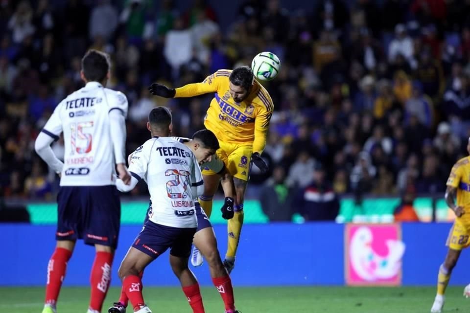 André-pierre Gignac intentó anotar su gol que lo colocara como máximo anotador de los Clásicos.