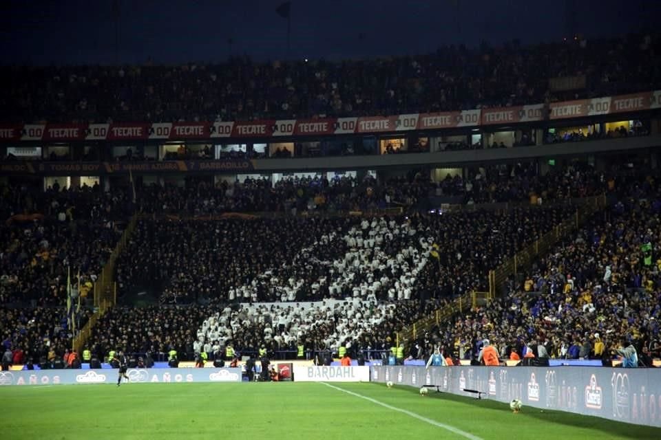 La barra de Tigres hizo un mosaico con la figura de un fantasma, previo al juego