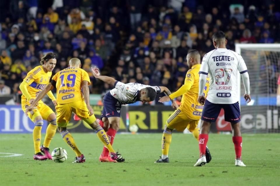 Celso Ortiz le dejó el balón a Romo con un taquito.