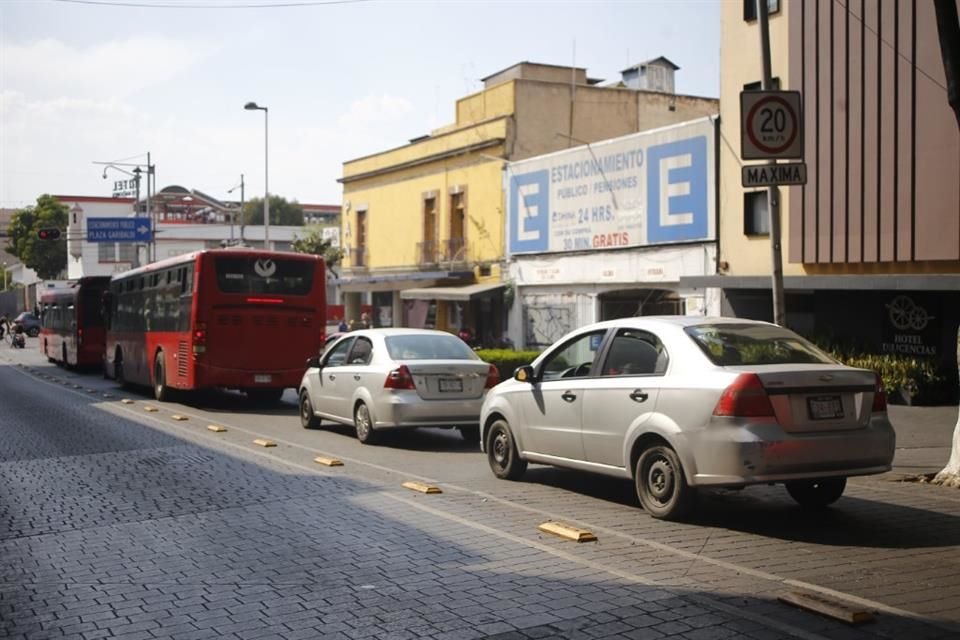 La Secretaría de Seguridad Ciudadana de la CDMX ha aplicado más de 62 mil 628 multas por invasión de carriles confinados del Metrobús.