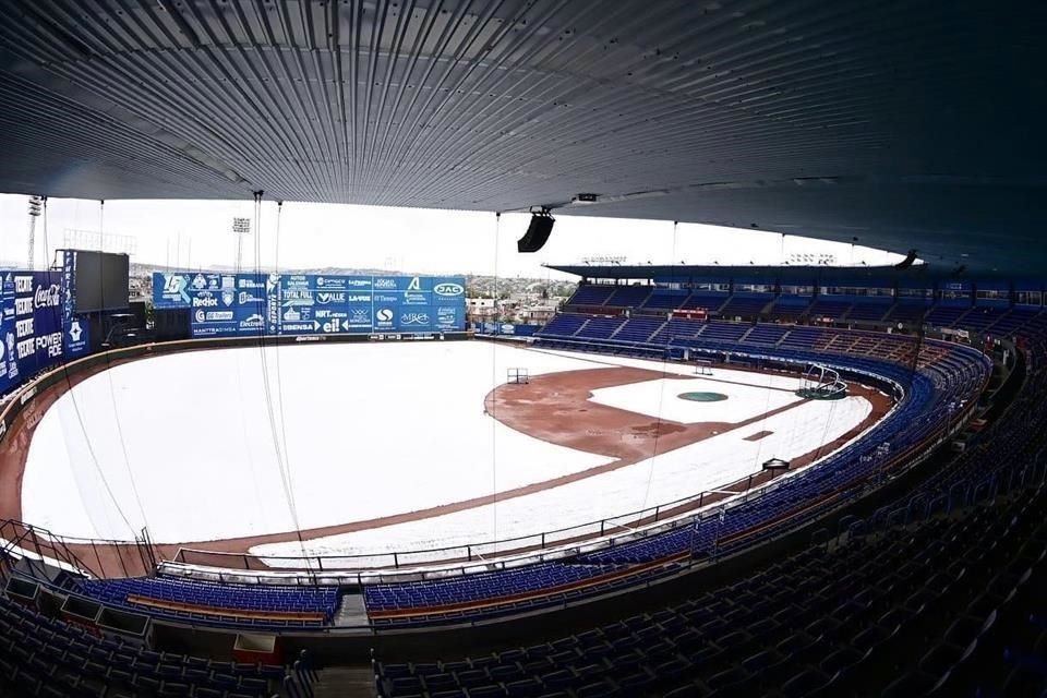 El equipo de beisbol Acereros de Monclova, también publicó fotos del campo de juego en el parque cubierto de nieve.