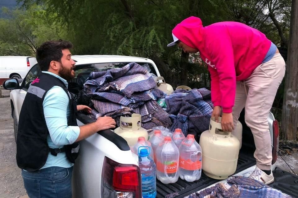 La Secretaría de Igualdad e Inclusión entrega cobijas y despensa a afectados por el incendio de 6 viviendas en Santa Catarina.