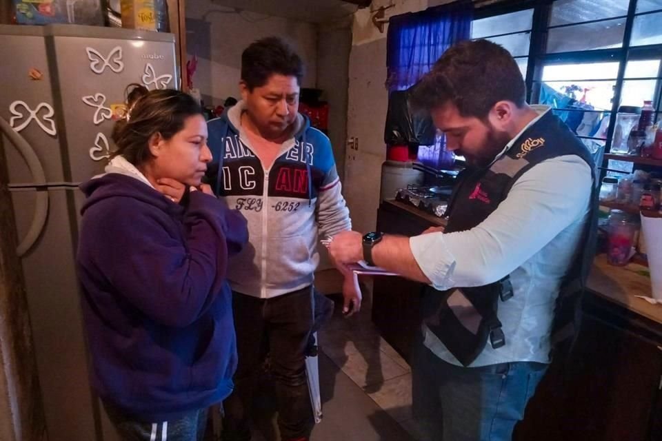 La Secretaría de Igualdad e Inclusión entrega cobijas y despensa a afectados por el incendio de 6 viviendas en Santa Catarina.