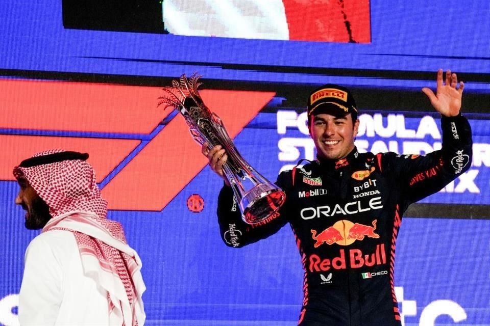 Sergio Pérez no pasó de sonreír en la ceremonia de premiación.