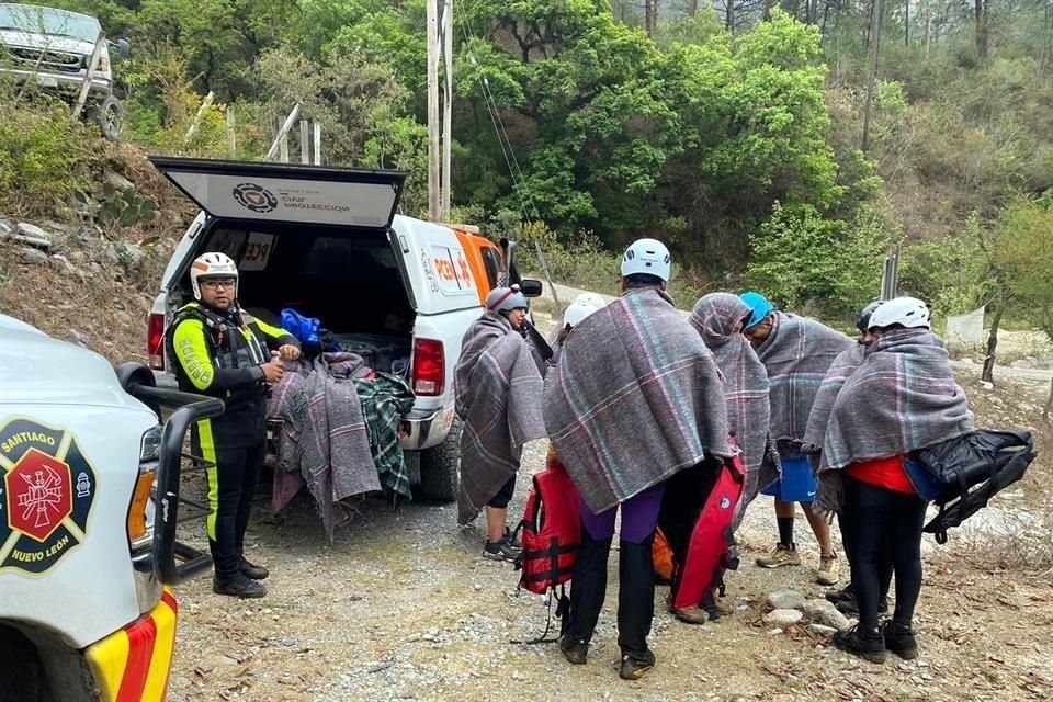 Un grupo de 20 senderistas son rescatados por Protección Civil tras padecer por horas por las bajas temperaturas en la sierra de Santiago.
