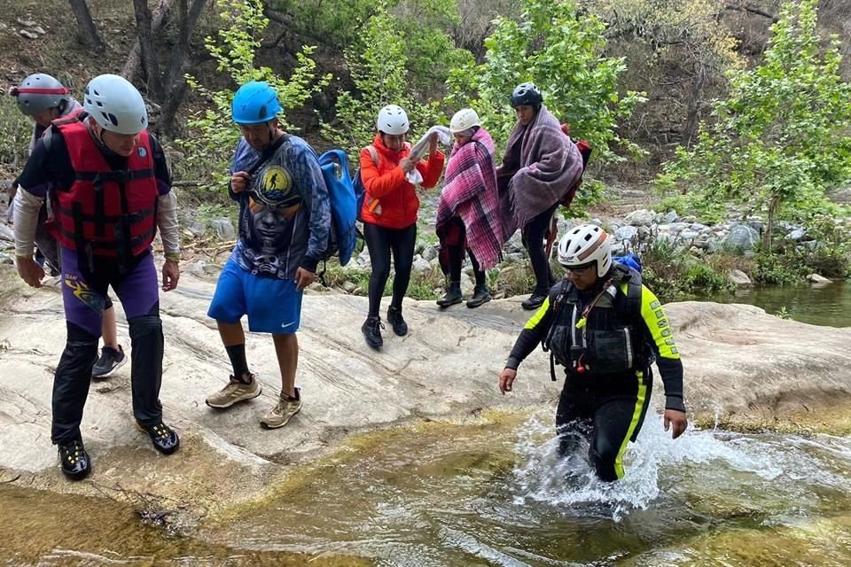 Un grupo de 20 senderistas son rescatados por Protección Civil tras padecer por horas por las bajas temperaturas en la sierra de Santiago.