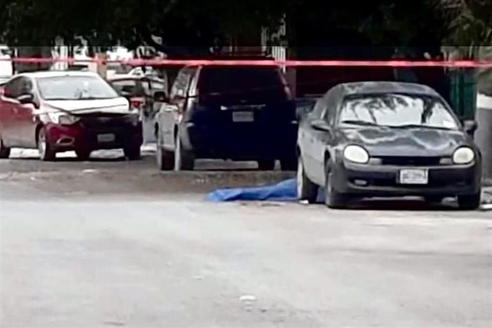El cuerpo de Samantha Valeria Delgado quedó atrás de un vehículo, en la Colonia Hacienda Real.
