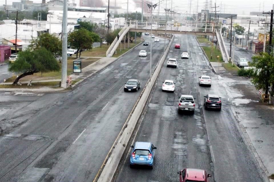 En ambos sentidos de la avenida abundan los baches y los parches en la carpeta.