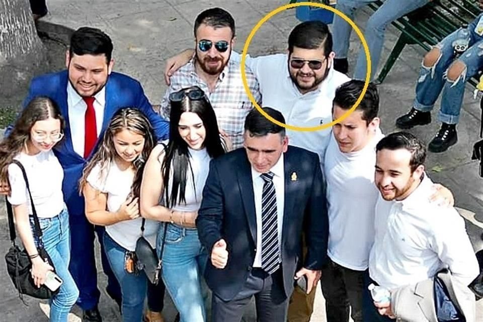 Brandon Vidal aparece en una foto con Mario Garza ganador de la Facultad de Derecho de la UANL.