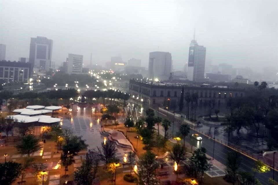  El área metropolitana registró aún llovizna y frío por la mañana, pero por la tarde las condiciones mejoraron.