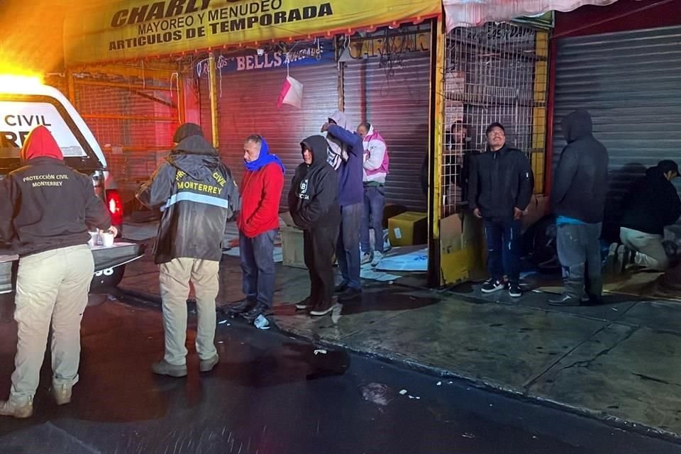 Elementos de Protección Civil de Monterrey realizan operativo para atender a personas sin hogar frente a las bajas temperaturas.
