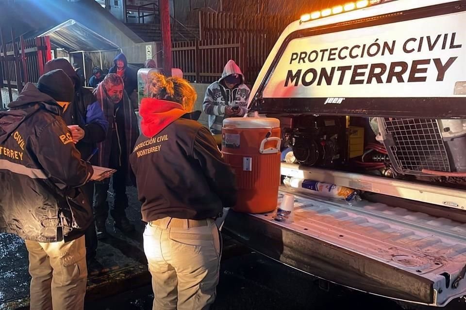 Elementos de Protección Civil de Monterrey realizan operativo para atender a personas sin hogar frente a las bajas temperaturas.