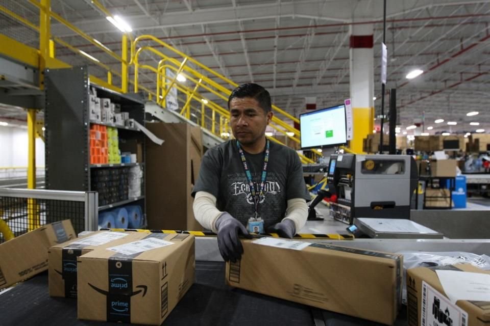 Francia ha impuesto una multa de 34.9 millones de dólares a Amazon por utilizar un sistema de vigilancia 'excesivamente intrusivo' para controlar a sus trabajadores.