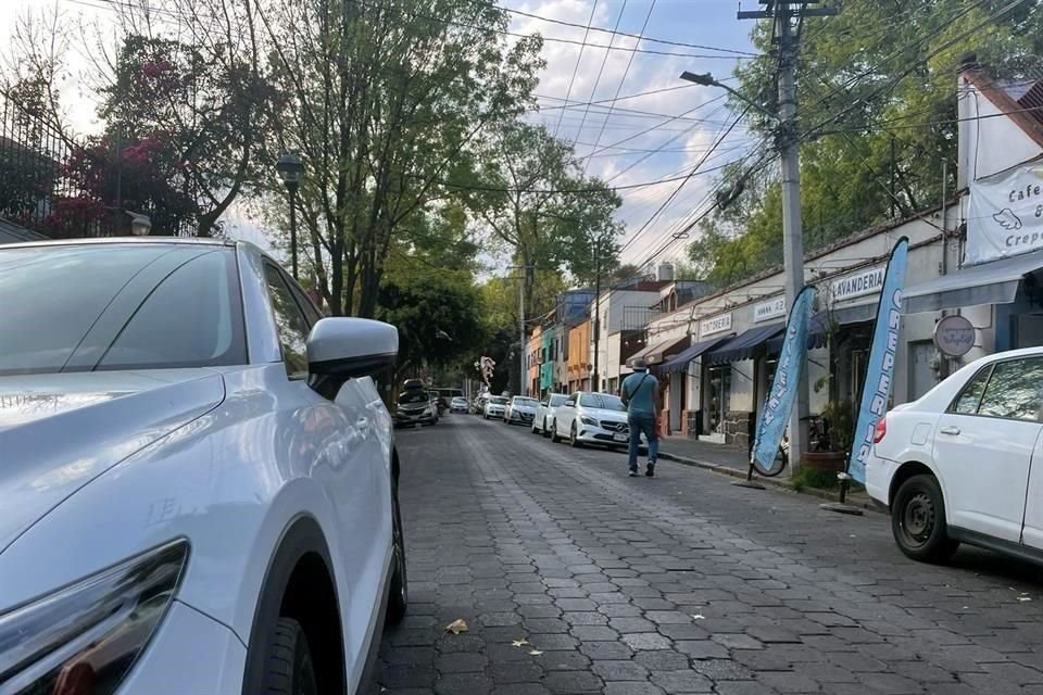 Los permisos emitidos por la Secretaría del Trabajo que exhiben los cuidadores indican los horarios y calles en las que pueden laborar. 