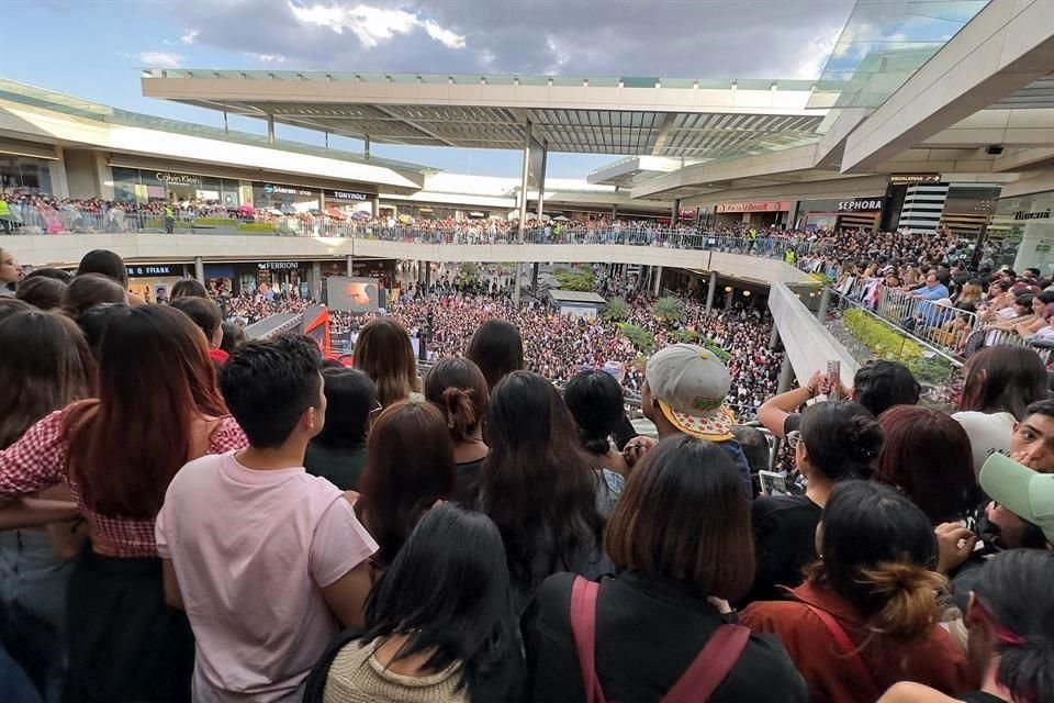 '¡Louis, hermano, ya eres mexicano!', gritaron varias chicas desde las 17:00 horas, cuando la gran mayoría de los fans comenzaron a reunirse en el centro comercial para agarrar un buen lugar.