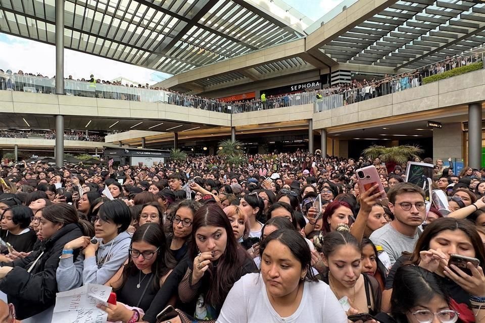 Cientos de fans de todas las edades atascaron la plaza comercial.