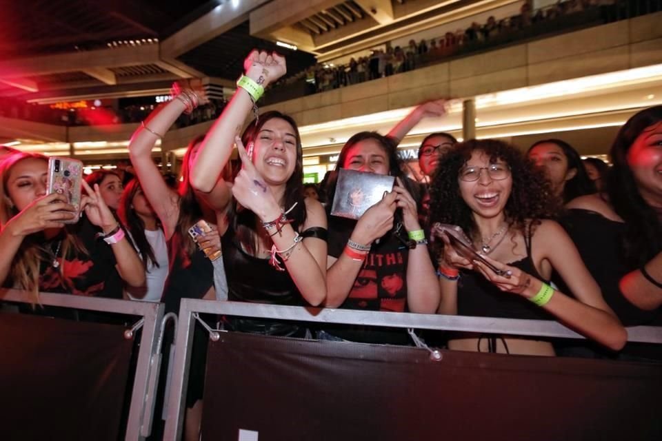 Las fans que agarraron buen lugar fueron las que estaban más emocionadas.