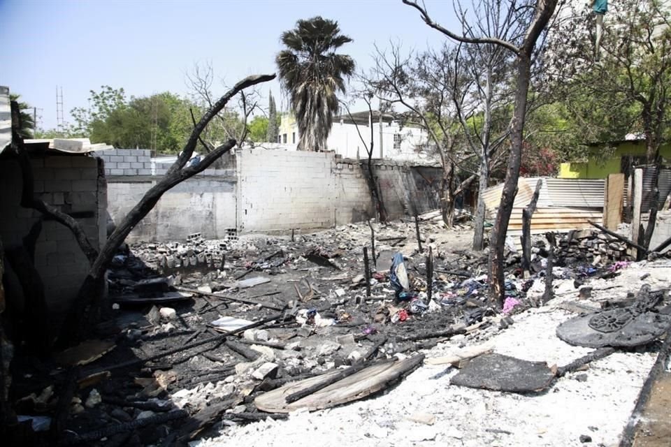El incendio que afectó al menos a seis tejabanes se registró el sábado, cuando un hombre quemaba cables eléctricos.