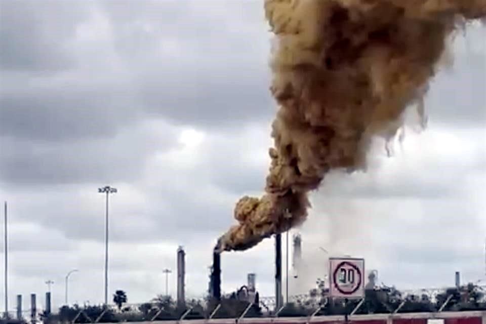 La Refinería de Pemex en Cadereyta ha disparado la producción de combustóleo, un residuo muy contaminante.