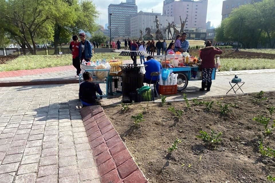 Al menos 13 oferentes se ubicaban frente al Teatro de la Ciudad, a unos metros de 'El Neptuno'.