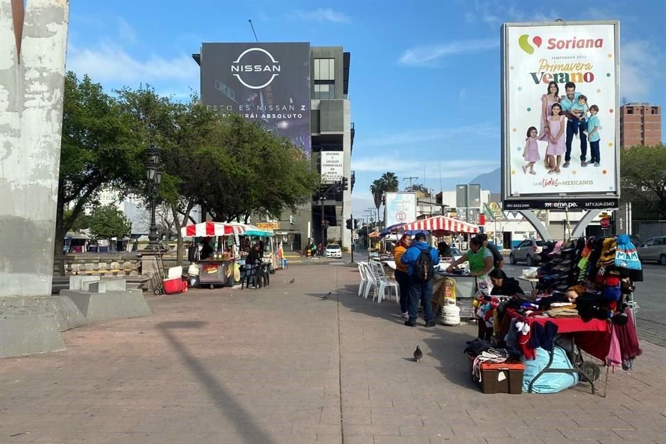 Los vendedores ambulantes continúan ocupando espacios prohibidos de la Macro.