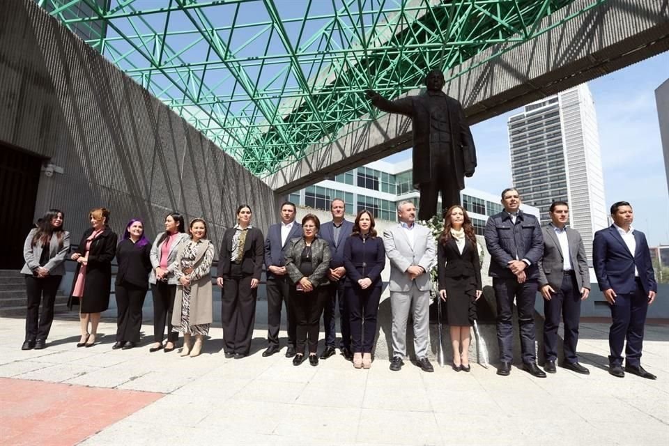 Con una guardia de honor a la escultura de Benito Juárez, legisladores del Congreso local reanudan sus actividades tras paro de labores.