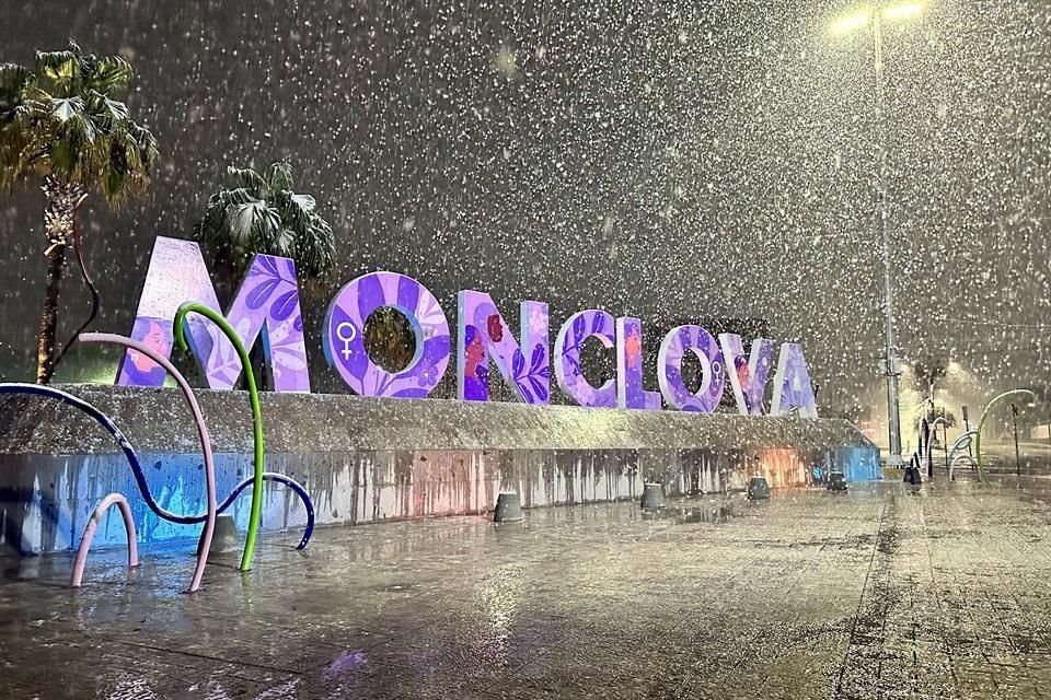 La nieve sorprendió a los habitantes de Monclova, pero dejó hermosas postales en la ciudad.