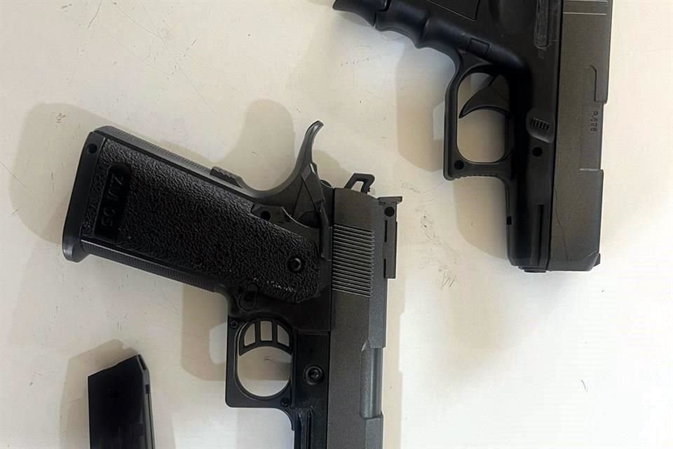 Las autoridades aseguraron dos pistolas de balines a dos estudiantes de 15 años.