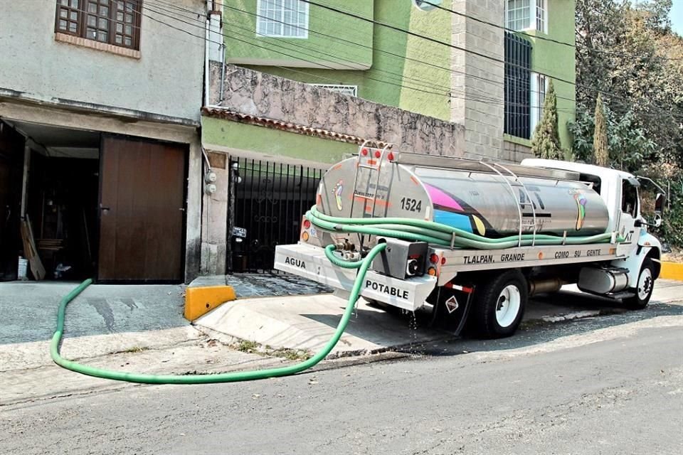 Para habitantes de la Alcaldía Tlalpan, algo tan sencillo como abrir una llave y recibir agua, se ha convertido en una excepción que contrasta con las fugas reportadas.