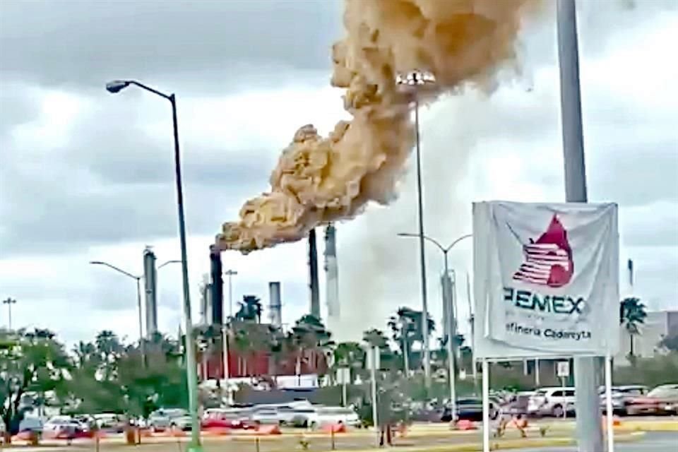 La planta de Pemex de Cadereyta emitió humaredas de color amarillo y café, que según expertos era dióxido de azufre, aunque la dependencia dijo que era 'vapor de agua'.